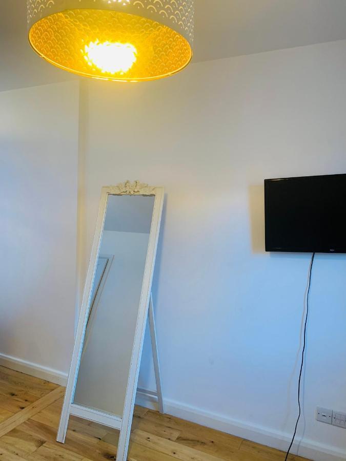 לונדון Riverside Double Room With Double Sofa Bed מראה חיצוני תמונה